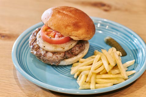 『ハワイアンカフェ＆ダイナー hale'aina HOA 渋谷』の「ビーフ100%HIBACHIグリルバーガー」