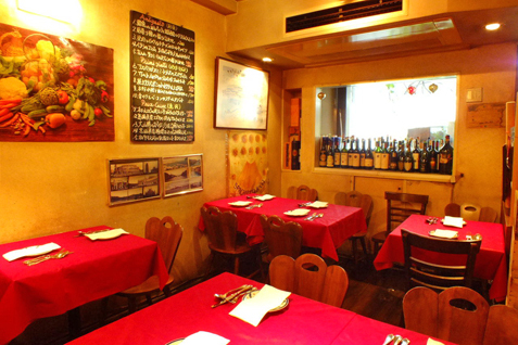 『OSTERIA Baccano』のイタリアの食堂にいるようなアットホームな雰囲気の店内