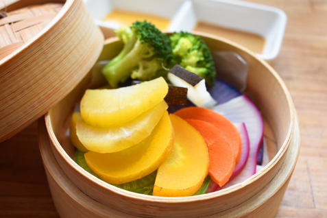 「お野菜小皿料理のワインバル Kiboko」の「旬野菜のセイロ蒸し」