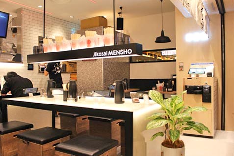 『Jikasei MENSHO』のカウンターメインの店内