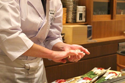 『ささしぐれ 築地玉寿司』の伝統の技で握る職人