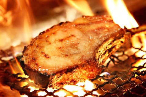 『ベルサイユの豚 池袋』のヘルシー「美明豚48時間熟成の骨付きロース肉の炭火焼き」