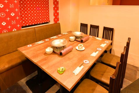 「しゃぶしゃぶ 焼肉食べ放題 めり乃 新宿店」の店内