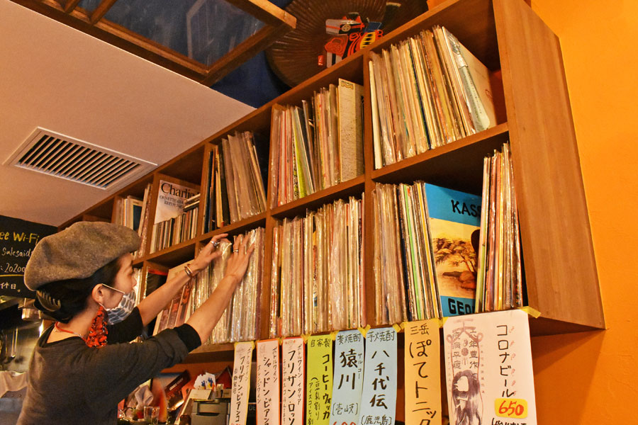 西荻窪「サレサイドサカエ」店内のレコード棚