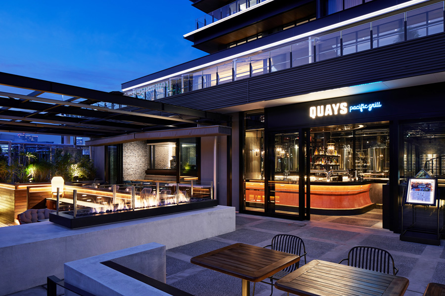 「QUAYS pacific grill」の店内(夜)