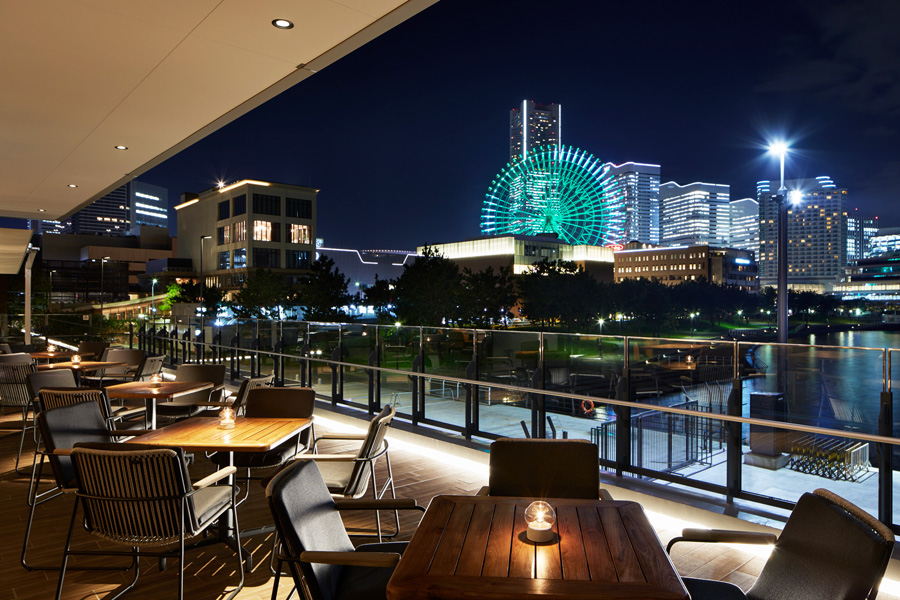 「QUAYS pacific grill」の店内(夜)