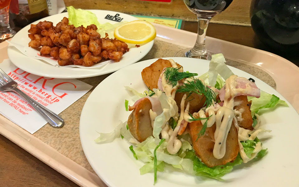 新宿『ビア＆カフェ ベルク』の「ジャーマンポテトサラダ」「鶏のナンコツ揚げ」