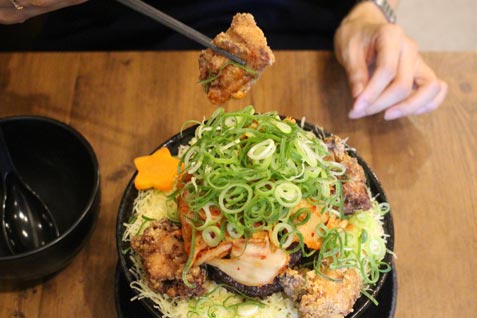 クリぼっちに捧ぐ肉ツリー!? 「極楽 肉ニクにくツリーすた丼」 12/8～25限定で全国発売！