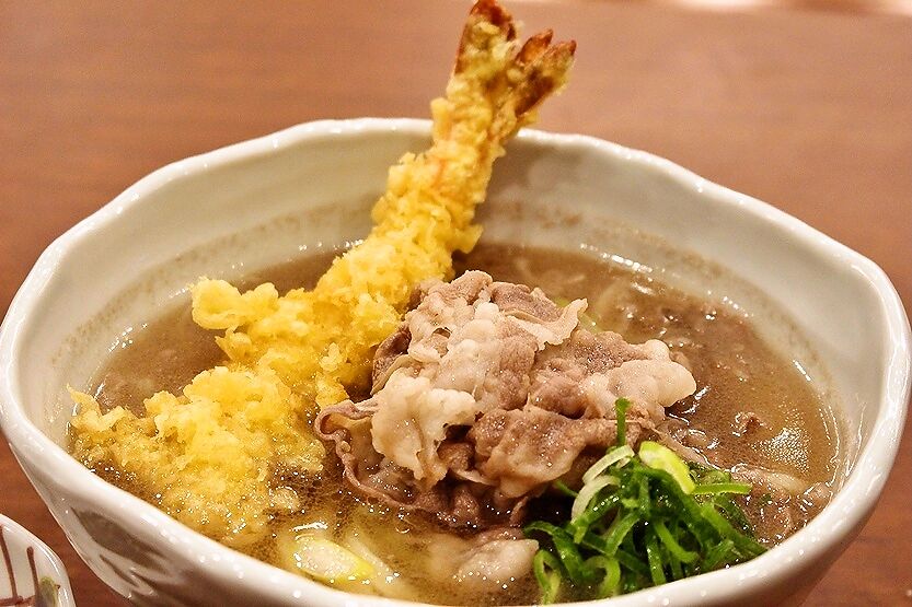 『丸亀製麺』の「神戸牛と特大海老天うどん」2