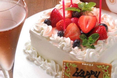 「FINE DINING＆LOUNGE TORIKO」のメッセージ付きホールケーキ