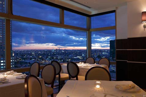 『Restaurant A bientot』の夜景が見えるテーブル席
