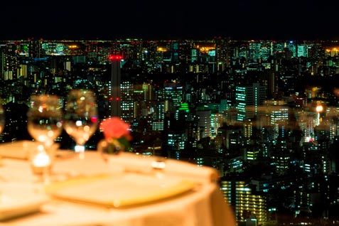 『Tower's Restaurant「COUCAGNO」』の夜景を楽しめるテーブル席