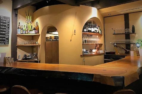 『しぇりークラブ 京都・石塀小路』の蔵を改装したレトロな店内
