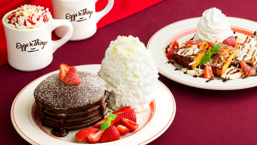 『Eggs‘n Things（エッグスンシングス）』の「とろけるフォンダンショコラパンケーキ」と「ストロベリー＆バナナチョコ・フレンチトースト」