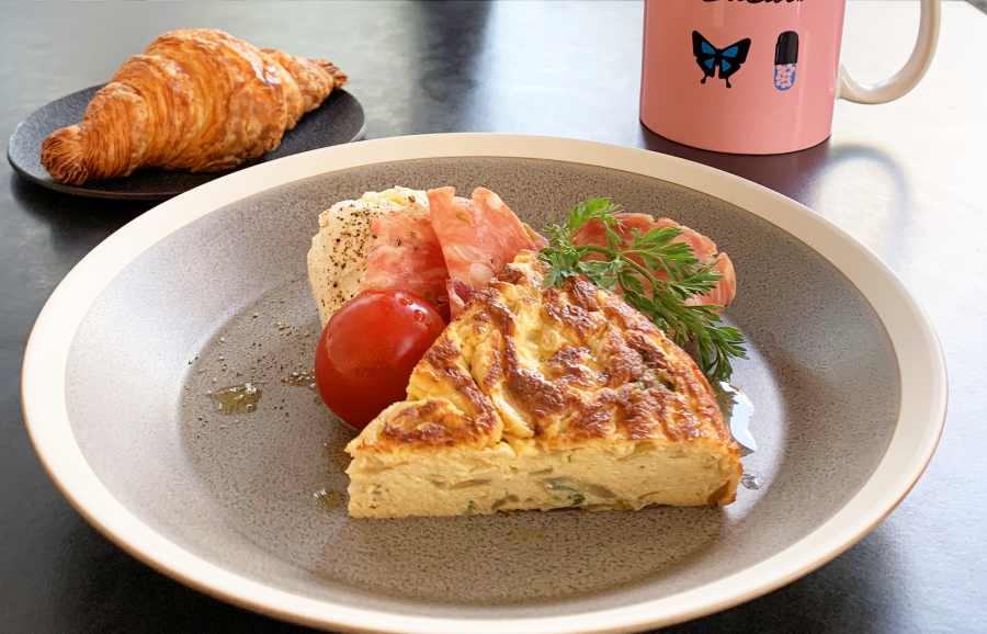 「COURTESY」の「焼き立てクロワッサン・フリッタータ・サラミ・ブラータチーズ」