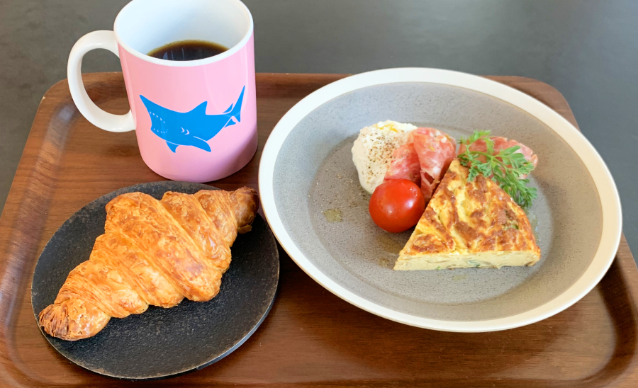 「COURTESY」の「焼き立てクロワッサン・フリッタータ・サラミ・ブラータチーズ」