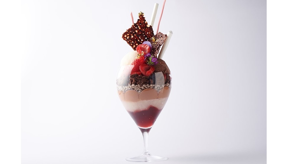 「ラズベリー、 ライチ、 バラとチョコレートのパフェ」【エンポリオ アルマーニ カフェ表参道】b