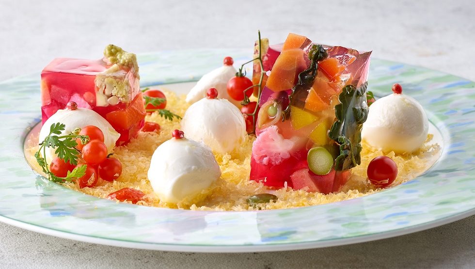 ニセコ高橋牧場のモッツァレラミニとチーズ工房アドナイのミモレットの前菜 季節野菜のテリーヌ添え