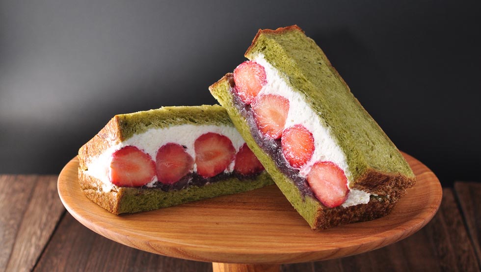 『THE STANDARD BAKERS TOKYO』の「苺と粒あんの抹茶ブレッドサンド」