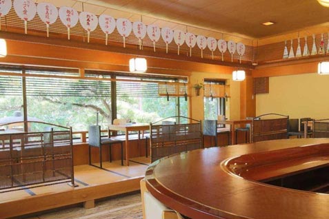 『京料理 六盛』の開放感あふれるテーブル席