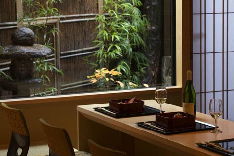 『京料理 直心房 さいき』の落ち着いた雰囲気のカウンター席