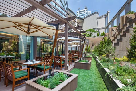 『GARDEN DINING』の緑豊かなテラス席