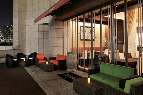 『iNCONTRO Osteria＆Grill』の潮風を浴びられるテラス席