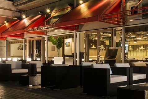 『Trattoria Pizzeria LOGIC ODAIBA』のソファを設えたテラス席