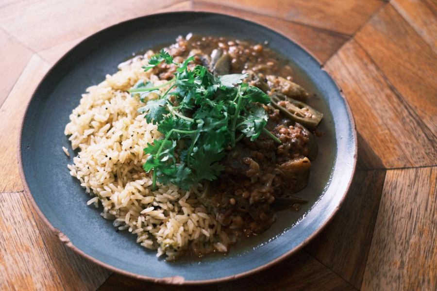「Bistro Rojiura」の「野菜とレンズ豆のカレー レモンライス」