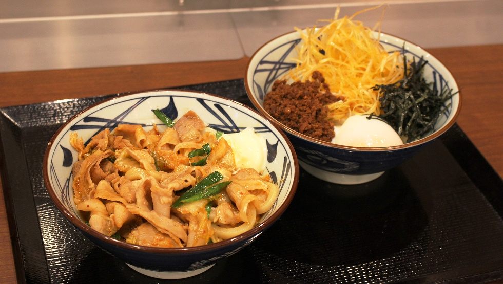 『丸亀製麺』の「豚キムチぶっかけうどん」「うま辛まぜ釜玉うどん」