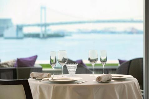 『Rainbow Bridge View Dining & Champagne Bar MANHATTAN』のアフタヌーンテーブル席