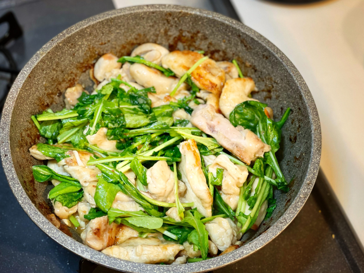 ルッコラと鶏肉の炒め物レシピ