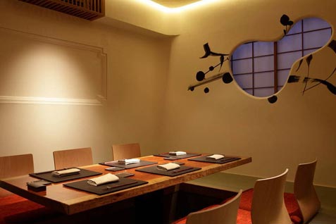 『日本料理 斗南』の洗練された空間の個室席