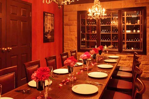 『Brasserie Amicale（ブラッスリー アミカル）』のシャンデリアが煌く優雅な個室