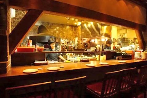『Pizzeria YUICIRO&A とTOKYO 立川ぷりん by.YUICIRO&A』の薪釜の見えるカウンター席