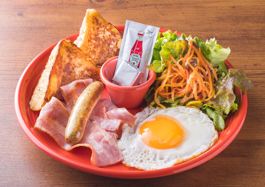 「MM Market & Café(エムエム マーケットアンドカフェ)」の「ベーコン&ソーセージフレンチプレート」