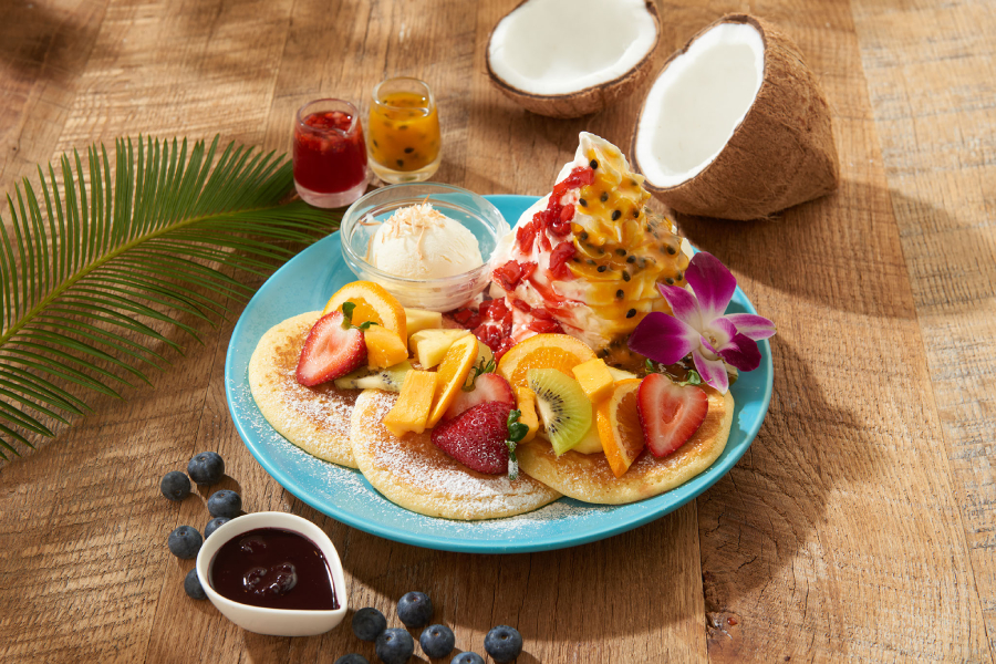 「アイランド・ヴィンテージ・コーヒー(Island Vintage Coffee)横浜ベイクォーター店」の「アイランドパンケーキ アサイー&トロピカルソース」