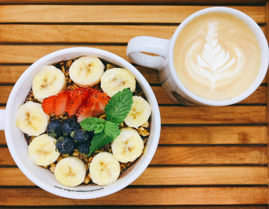 「アイランド・ヴィンテージ・コーヒー(Island Vintage Coffee)横浜ベイクォーター店」のアサイーとラテのセット