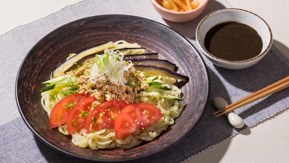 「夏野菜と鶏そぼろ肉の冷やし麺」