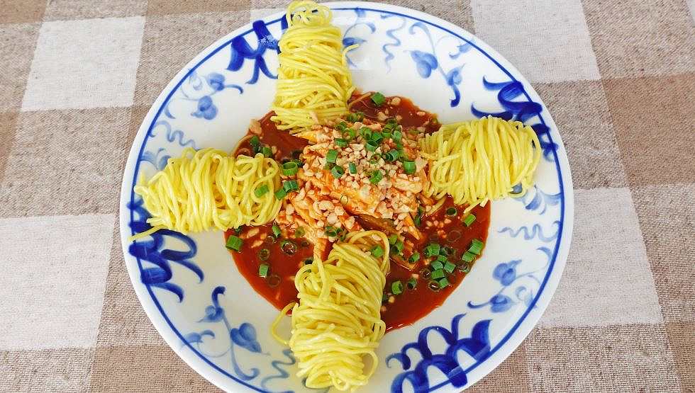 「伝統の涼麺鶏」