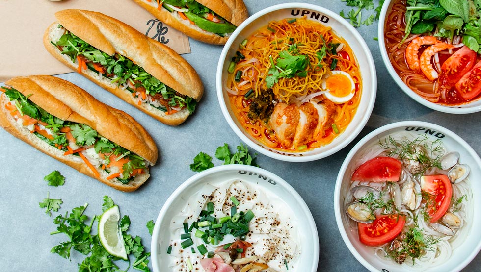 『UP Noodle TOKYO（アップ ヌードル トーキョー）』の「フォー」と「バインミー」