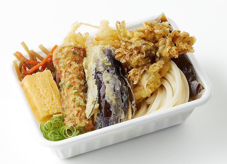 秋野菜の天ぷらと定番おかずのうどん弁当」main