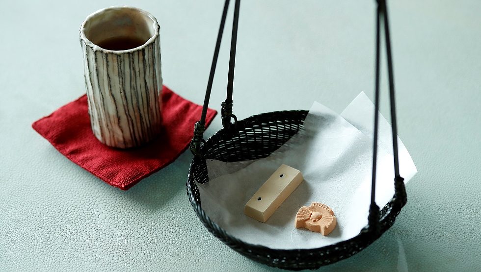 『吉はし菓子所』の落雁2種と芳醇な香りの加賀棒茶