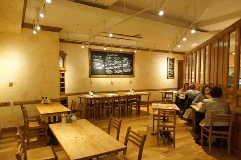 『Le Pain Quotidien（ルパンコティディアン）東京オペラシティ店』のあたたかな雰囲気の店内