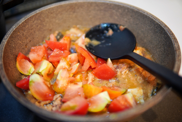 簡単にできる「鯖トマト丼」レシピ