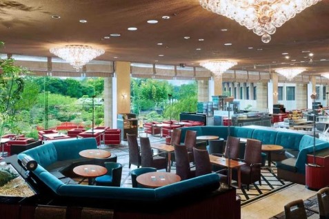 「GARDEN LOUNGE」の日本庭園を臨める店内