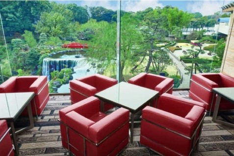 「GARDEN LOUNGE」の日本庭園を臨める席