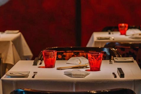 『Margotto e Baciare（マルゴット エ バッチャーレ）』の赤と黒のコントラストが冴えるダイニングテーブル席