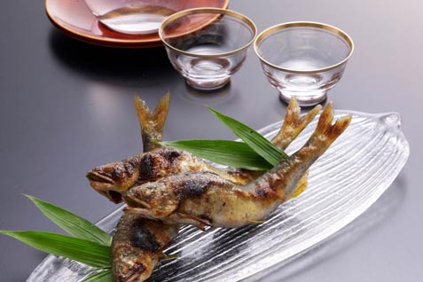 『みやかみ』の旨味を活かした高級魚の炭火焼き