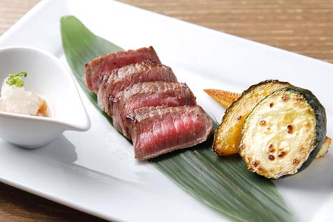 『鉄板焼料理 美安 横浜』の「最高級A5ランク黒毛和牛熟成赤身肉と有機焼野菜」